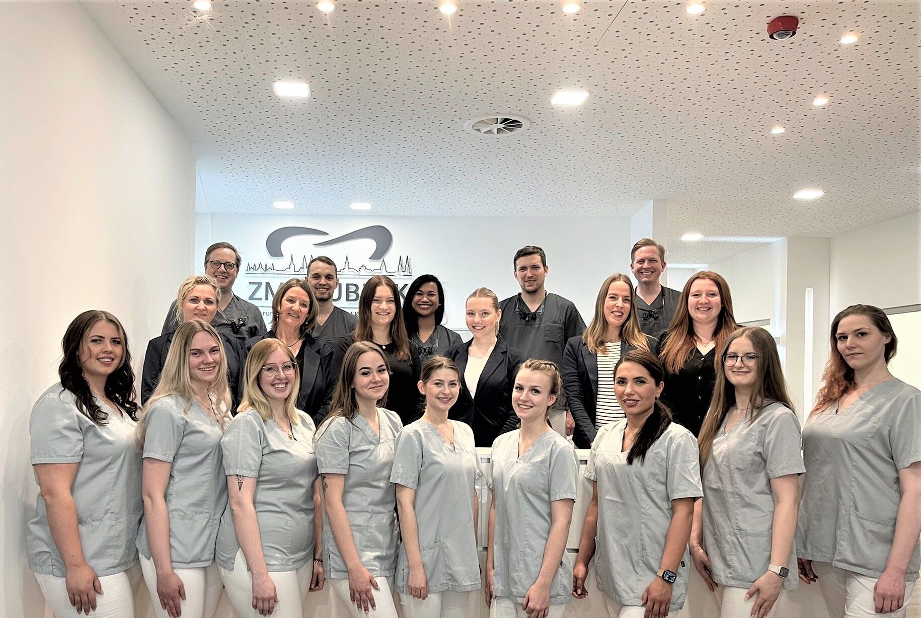 Team beim Zahnarzt in Lübeck